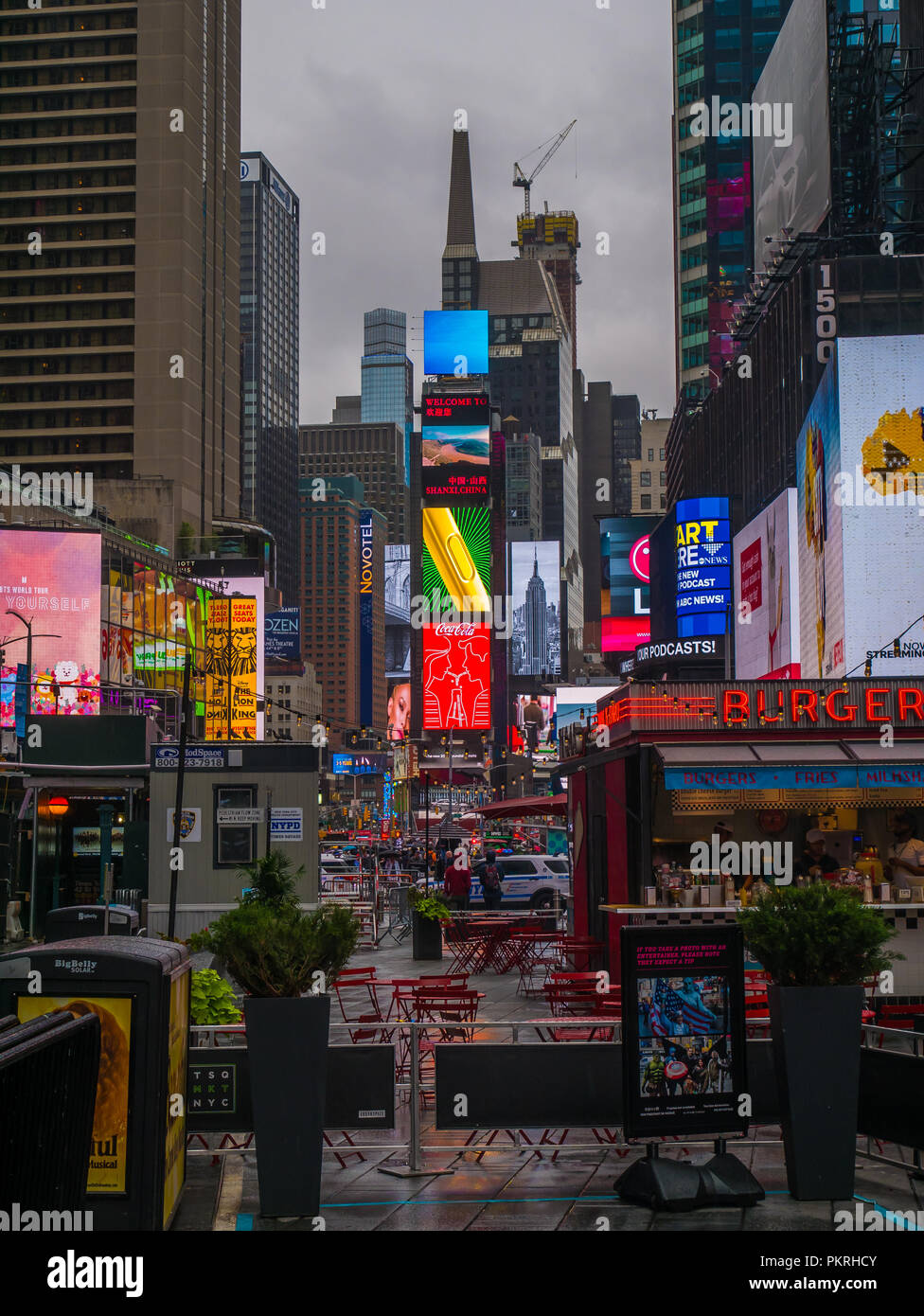 La città di New York, Stati Uniti d'America - 9 Settembre 2018: Times Square con le insegne al neon di notte o sera. Foto Stock