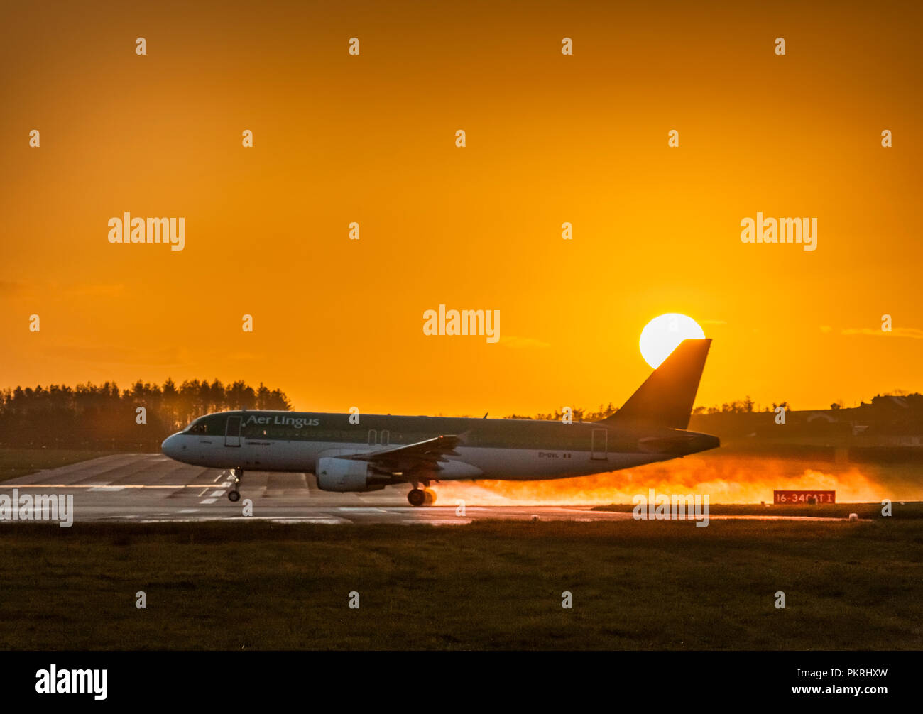 Cork, Irlanda. 02maggio 2018. Ruote fino ad Aer Lingus volo EI866 a Barcellona presso sunrise da pista 16/34 presso l'Aeroporto di Cork, Co. Cork, Irlanda. Foto Stock