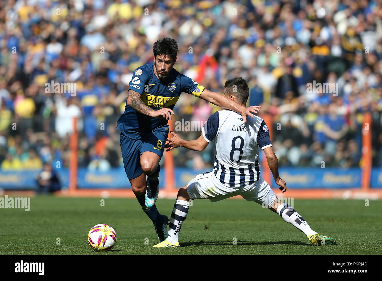 BUENOS AIRES, Argentina - Agosto 2018: Pablo Perez (Boca) passando la difesa Talleres Foto Stock