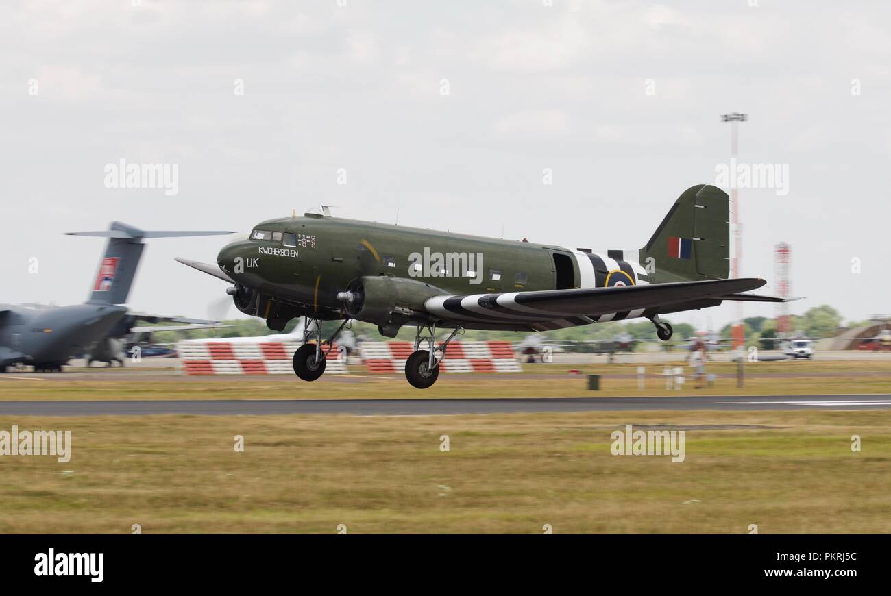 Dakota BBMF ZA947- verniciati per rappresentare Dakota FZ692 di n. 233 Squadrone denominato 'Kwicherbichen' al 2018 Royal International Air Tattoo Foto Stock