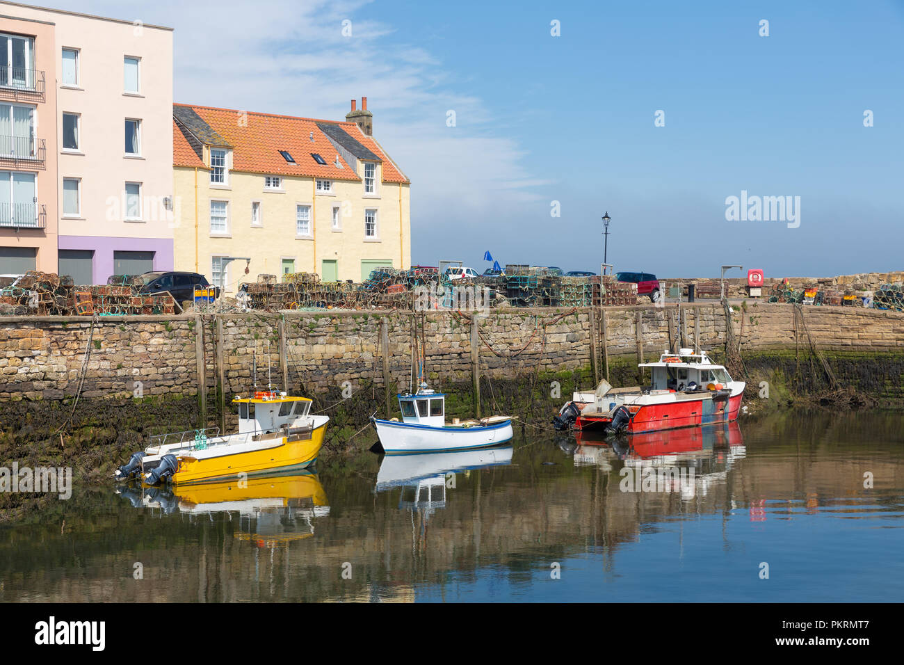 Le navi da pesca e aragosta fykes in porto a St Andrews, Scozia Foto Stock