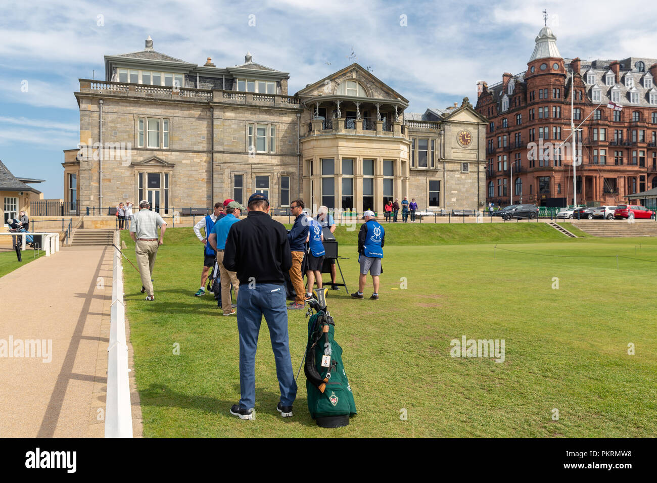 Persone che giocano a golf al famoso campo da golf St Andrews, Scozia Foto Stock