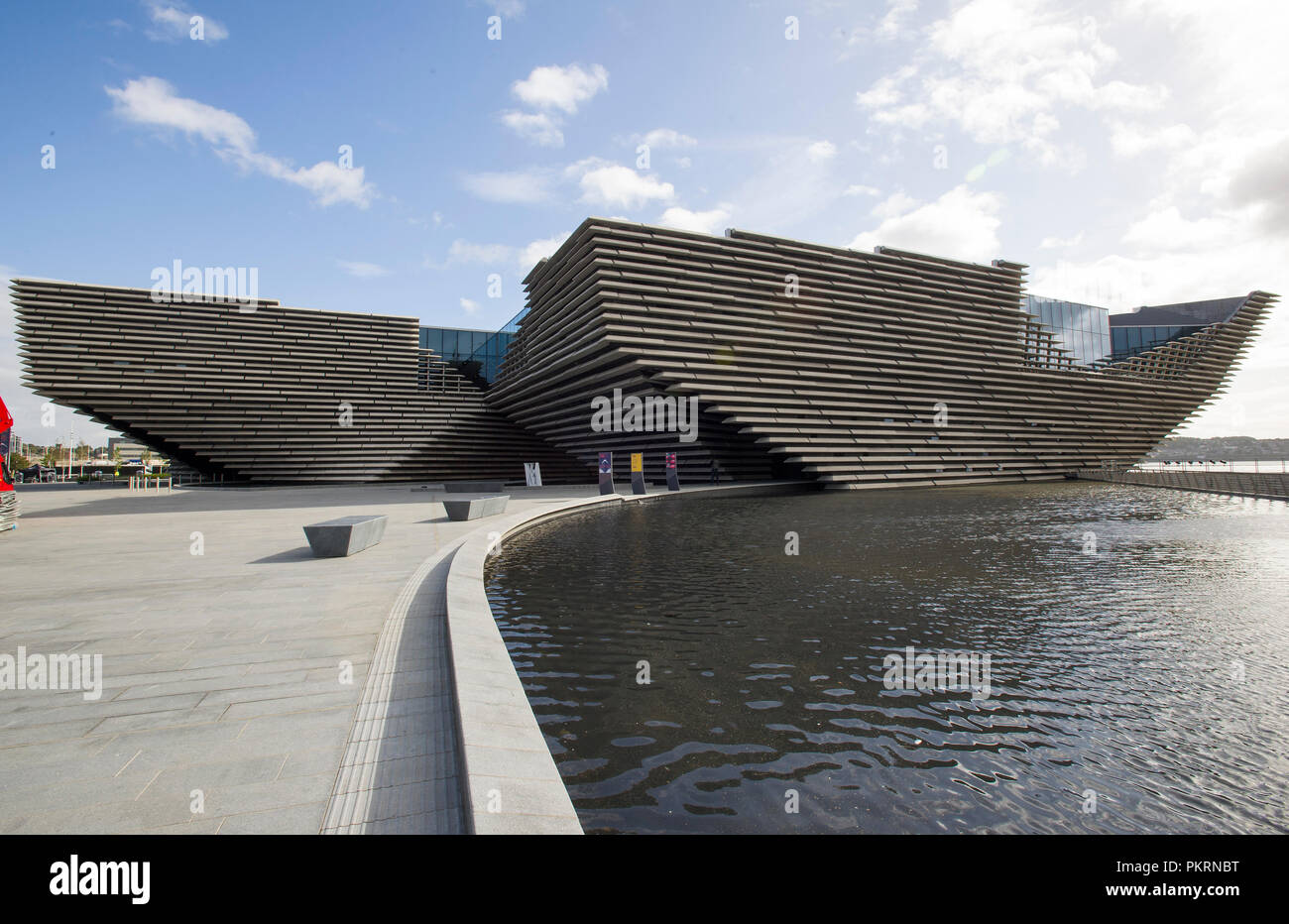 Vista esterna del nuovo V & A design museum sul lungomare di Dundee Scozia. Foto Stock