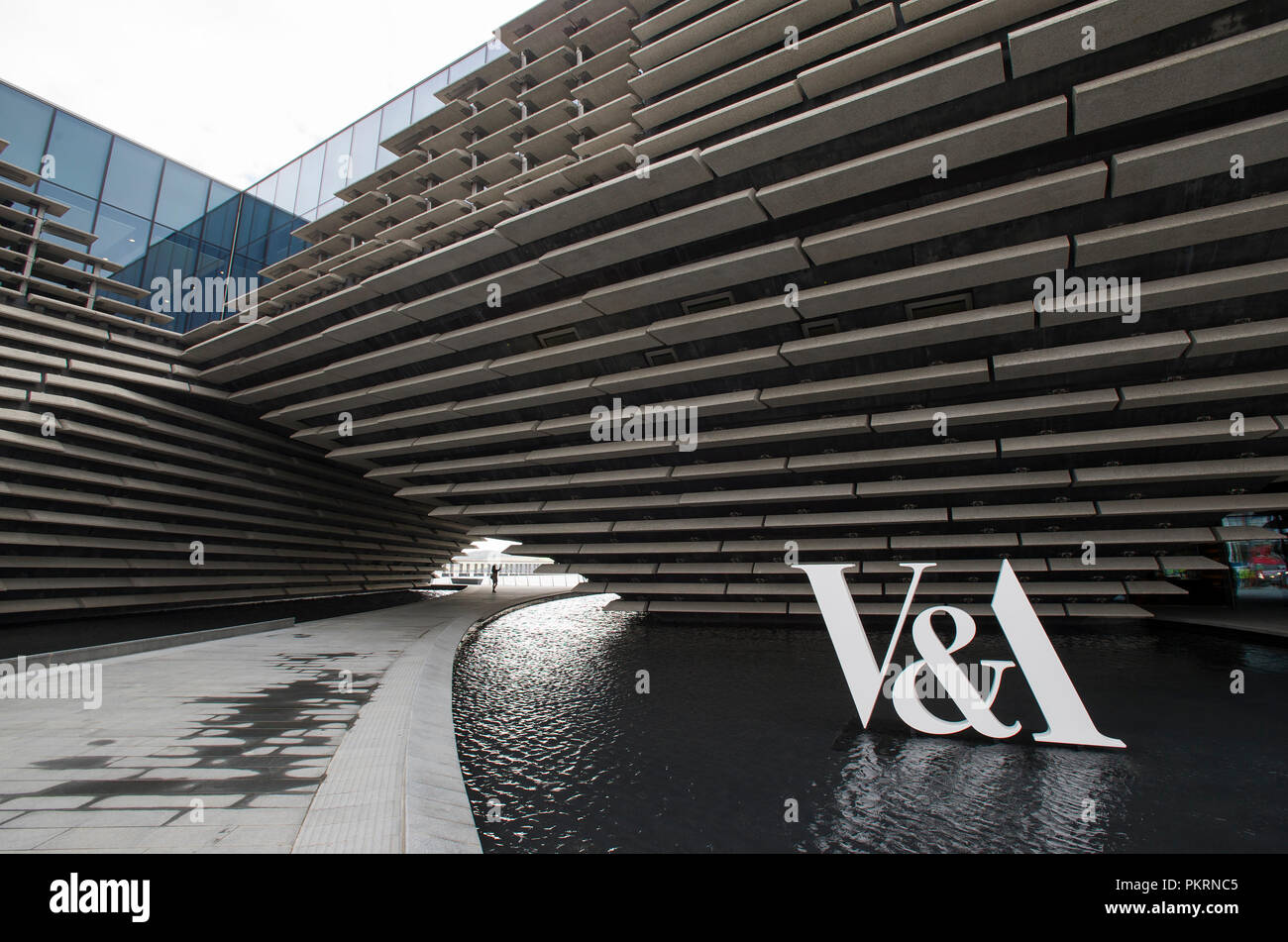 Vista esterna del nuovo V & A design museum sul lungomare di Dundee Scozia. Foto Stock