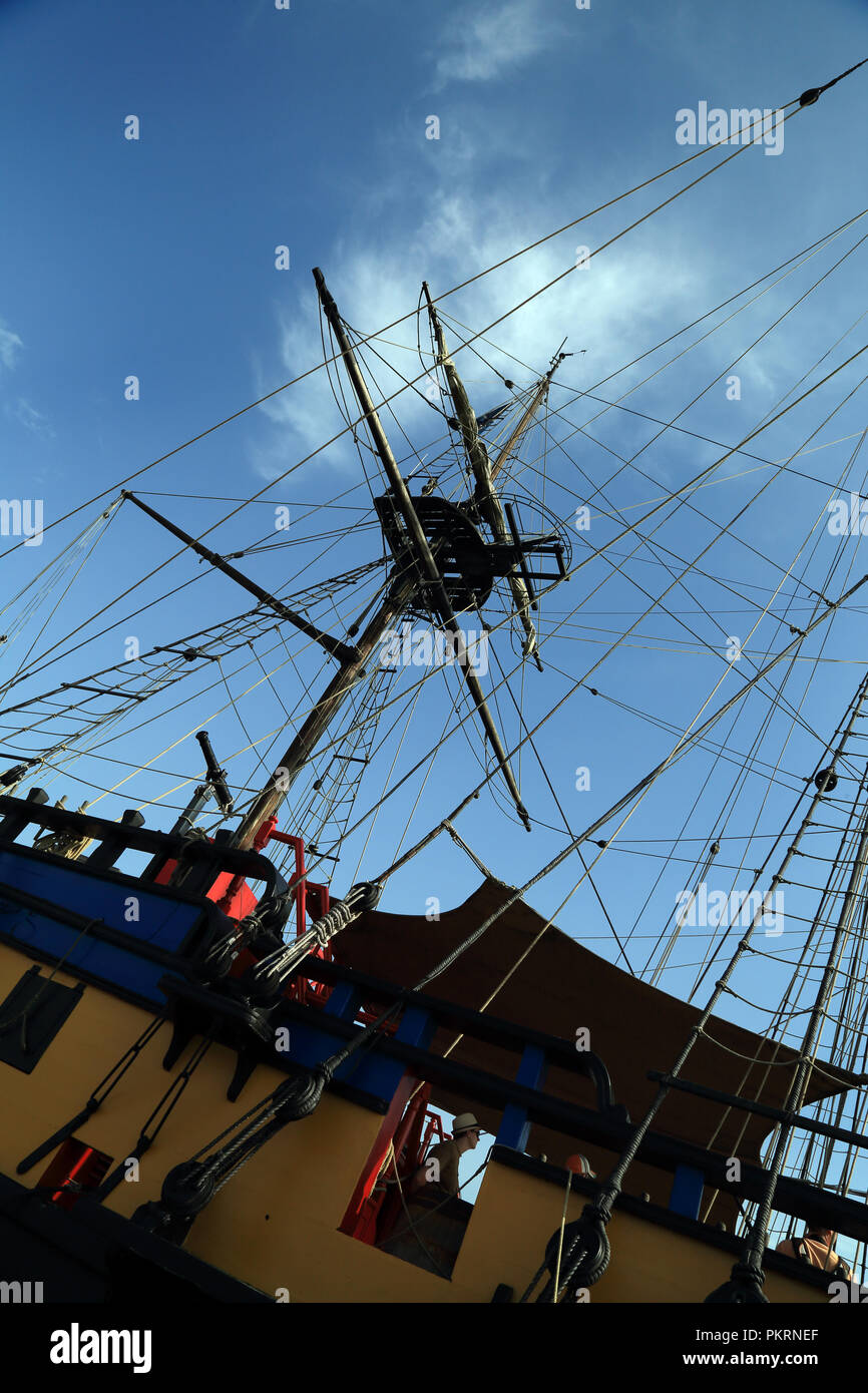 Una nave pirata chiamato Etoile du Roi ormeggiata in Quai de Terre Neuve, Saint Malo, Bretagna Francia Foto Stock