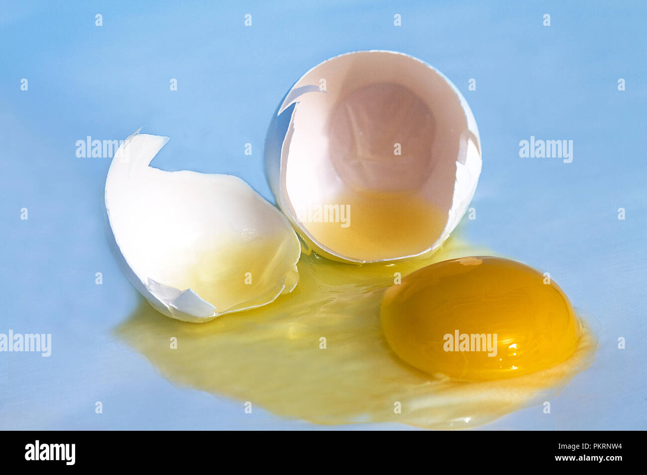 Uova in cartone con alcune rotte. Alcune immagini di uova la frittura su asfalto caldo, concetto. Foto Stock