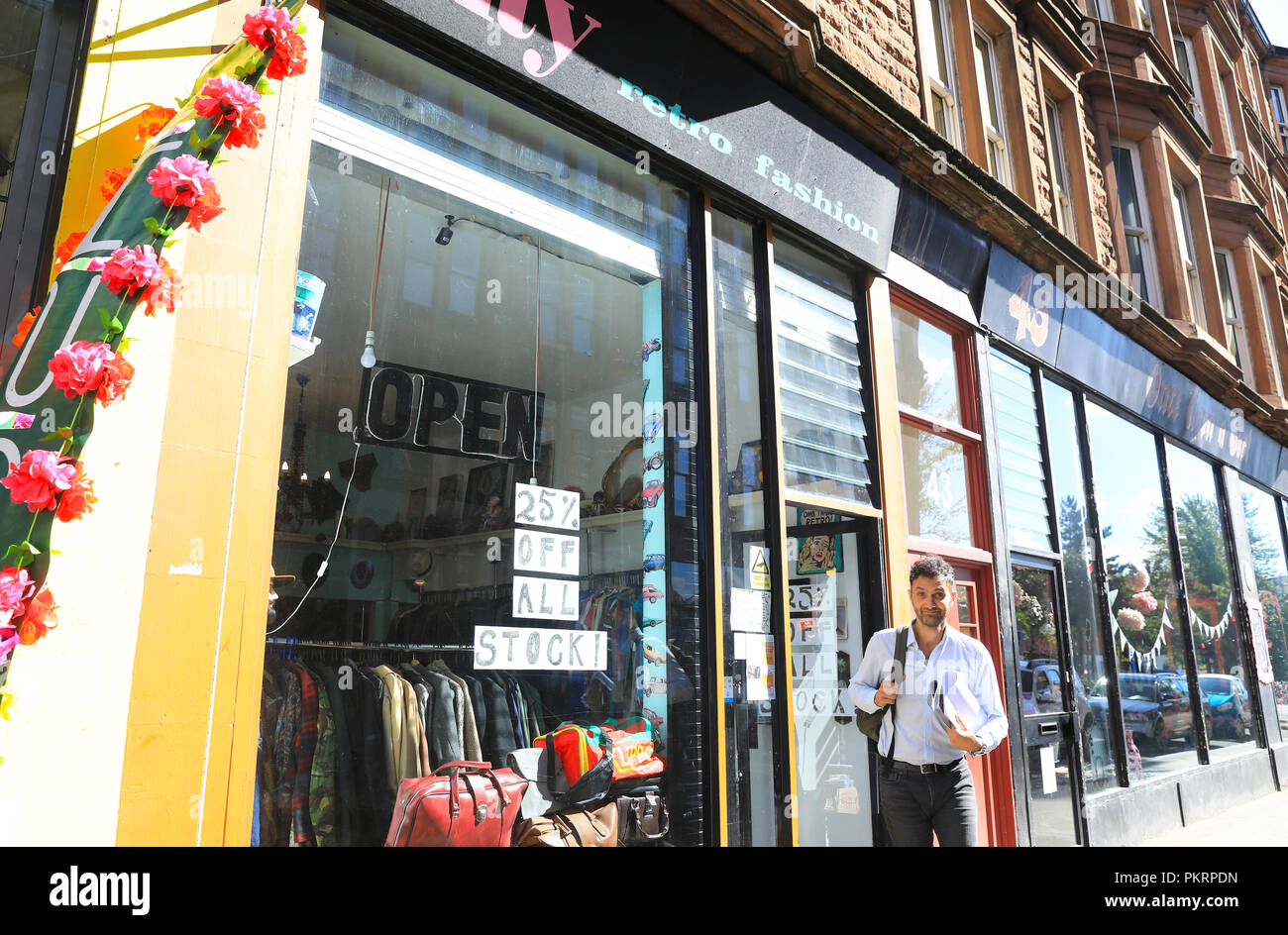 Negozi alla moda sul re di Boemia Street, Glasgow Merchant City, in Scozia, Regno Unito Foto Stock