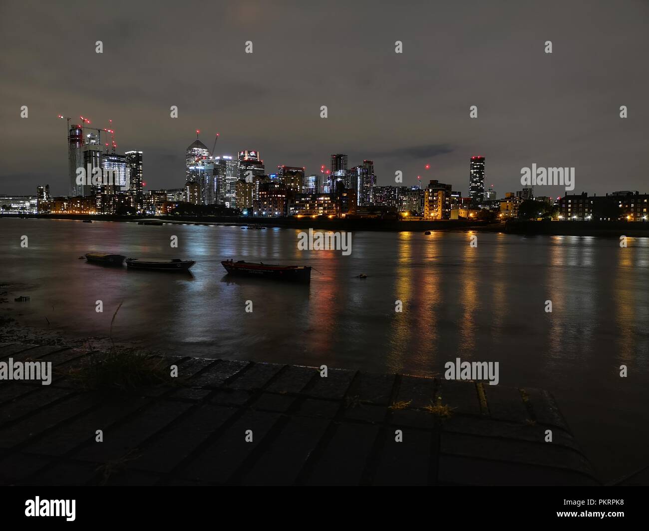 Canary Wharf Skyline - dal Canada Water Foto Stock