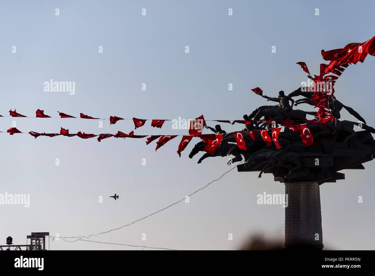 Izmir, Turchia - 9 settembre 2018. Struttura repubblicana con bandiere e la gente con il solista della Turk Air show. Per la celebrazione del Giorno di Indipendenza di Iz Foto Stock