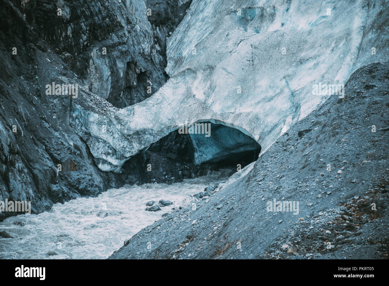 Vista ravvicinata di una neve grotta grotta di ghiaccio in all'uscita ghiacciaio nel Parco nazionale di Kenai Fjords Foto Stock
