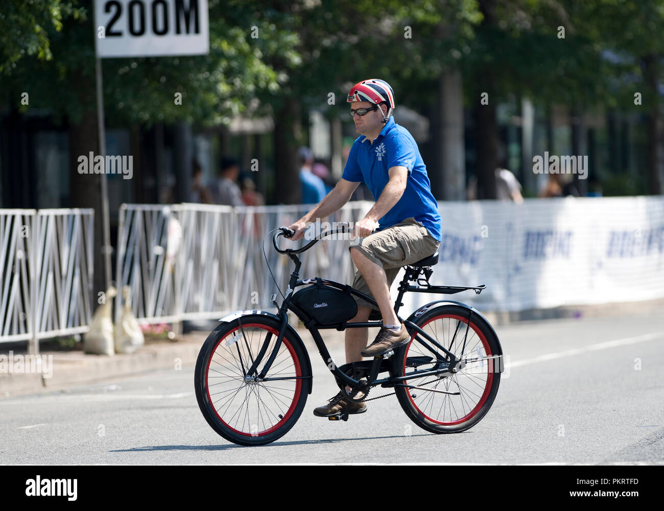 Un uomo che cavalca il suo moto ad un bar locale per guardare la Coppa del Mondo di calcio durante la Air Force cycling classic Clarendon Cup il 12 maggio 2010, in Arlington, Virg Foto Stock