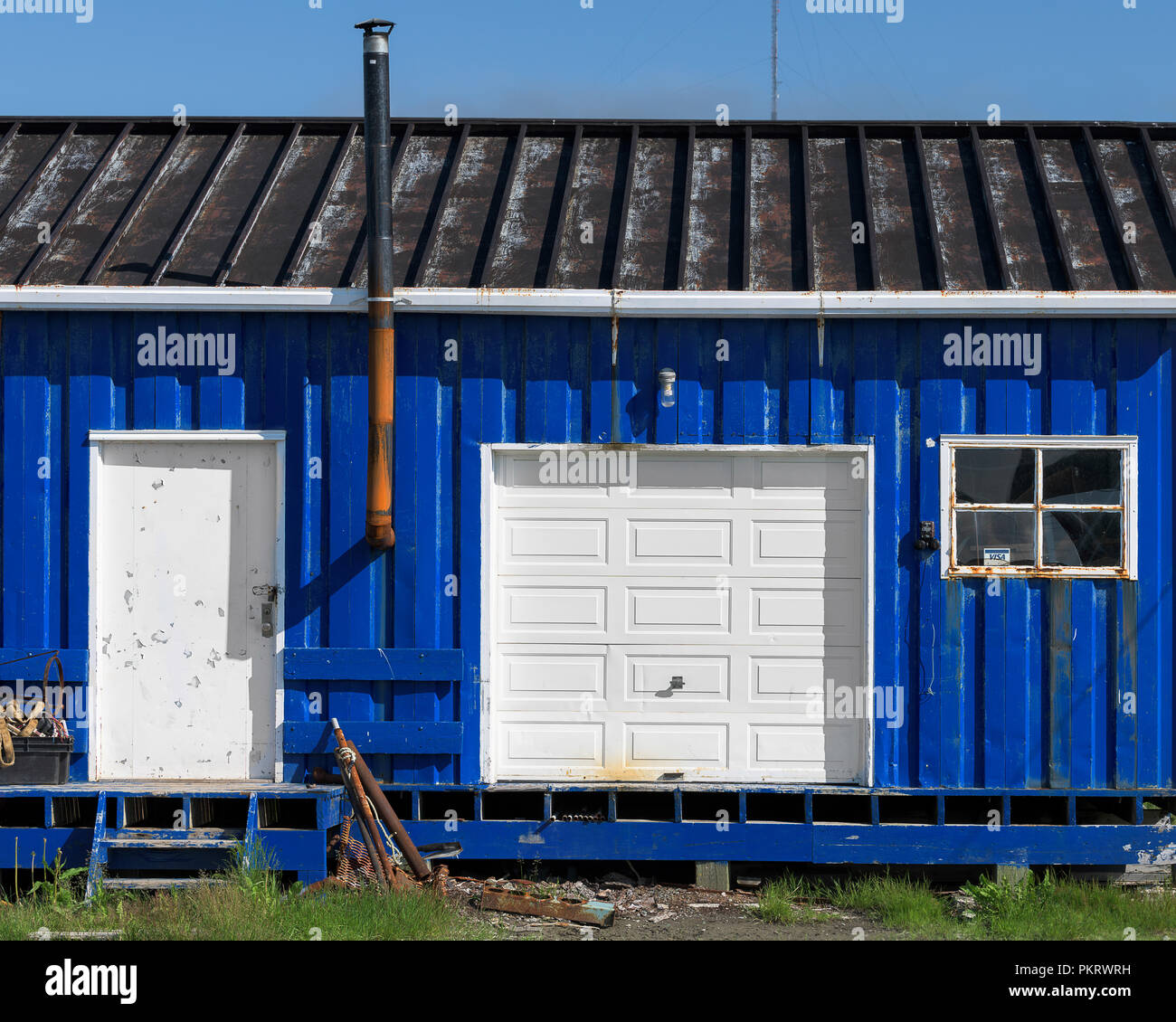 Colorata blu royal capannone e garage su Moore's Drive in San Antonio, Terranova Foto Stock