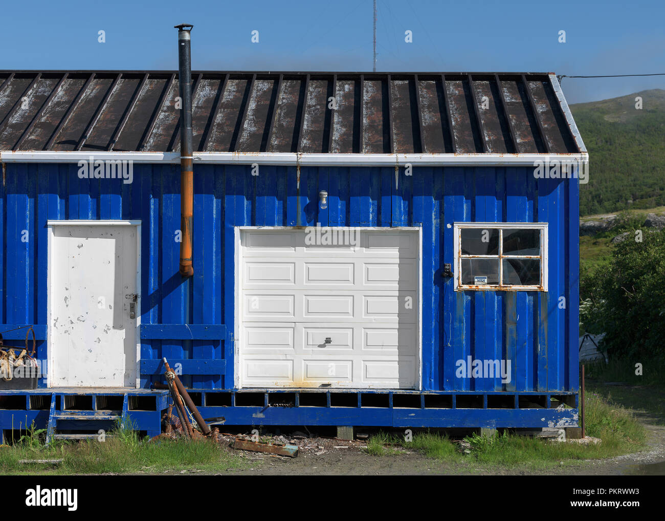 Colorata blu royal capannone e garage su Moore's Drive in San Antonio, Terranova Foto Stock