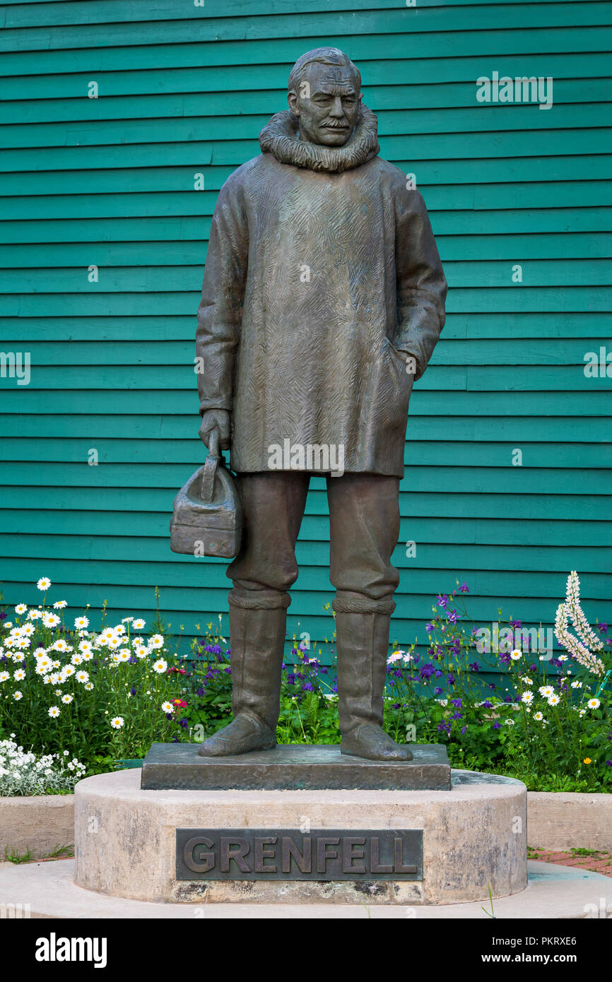 Il dottor Wilfred Grenfell statua che si trova nella parte anteriore del centro di interpretazione su West Street in San Antonio, Terranova Foto Stock