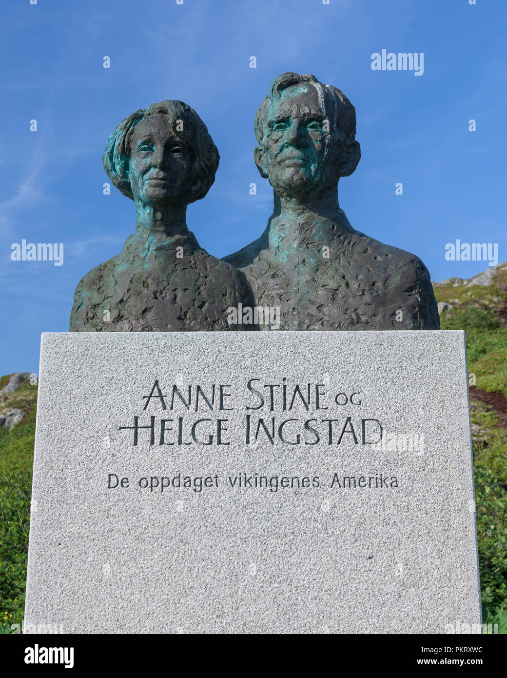 Busto di Anne Stine e Helge Ingstad a L'Anse aux Meadows National Historic Site in L'Anse aux Meadows, Terranova e Labrador Foto Stock