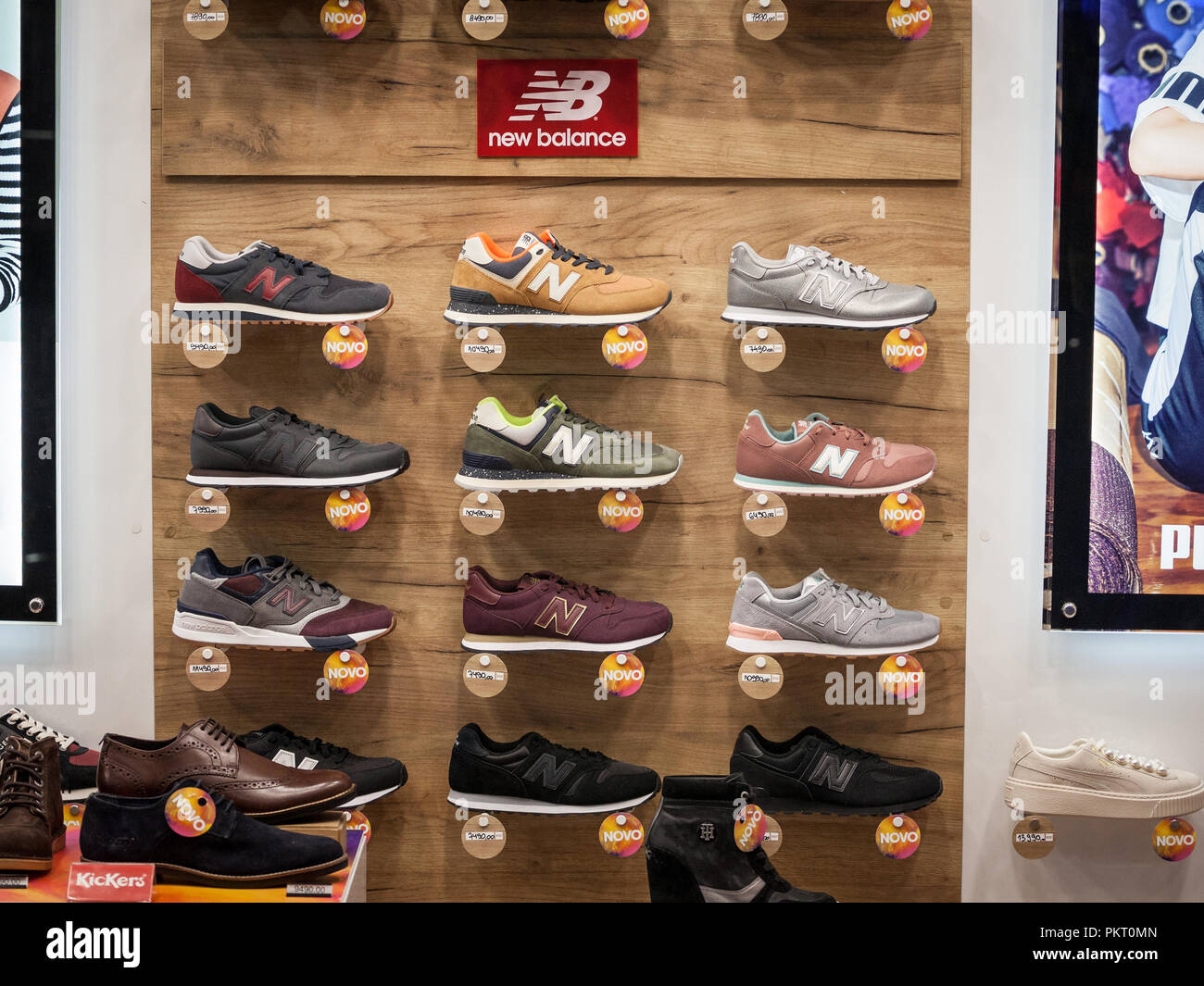 A Belgrado, in Serbia - 2 Settembre 2018: nuovo equilibrio logo e sneakers sul display nella finestra del loro principale rivenditore di Belgrado. New Balance è un'Ame Foto Stock