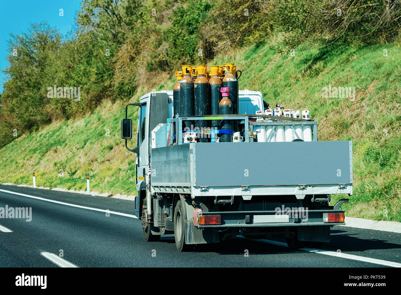 Carrello con bombole di gas sulla strada in Italia. Trasporto con camion  offrendo alcune merci cargo Foto stock - Alamy