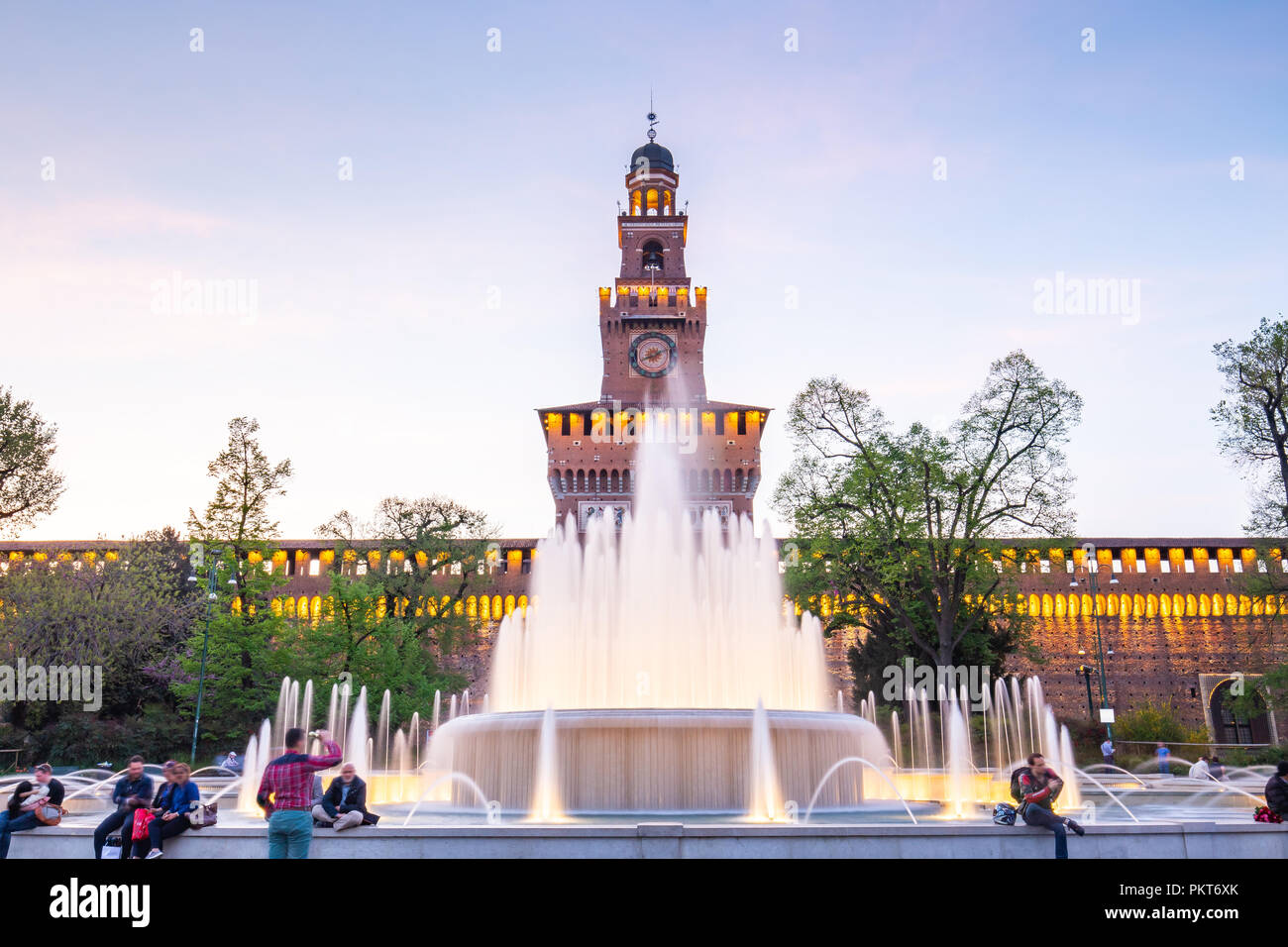 La Torre del Filarete con foutain in Milano, Italia. Foto Stock