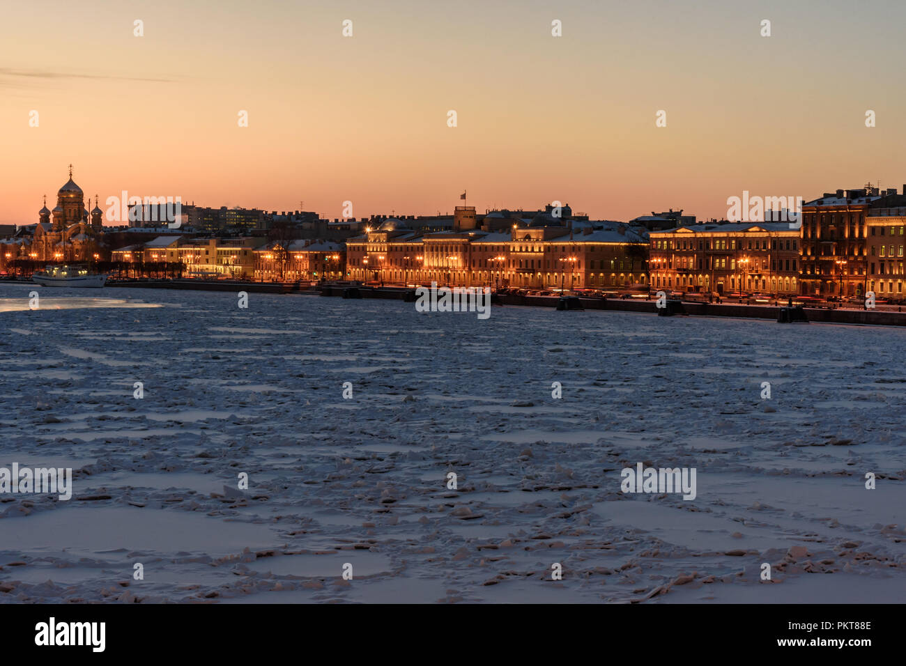 Vista del tenente Schmidt Embankment al tramonto in inverno a San Pietroburgo. La Russia Foto Stock
