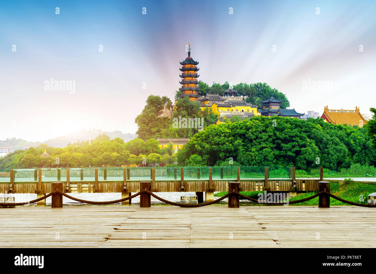 Jinshan è un buddista luogo santo nel sud del fiume Yangtze. Zhenjiang, Cina. Foto Stock