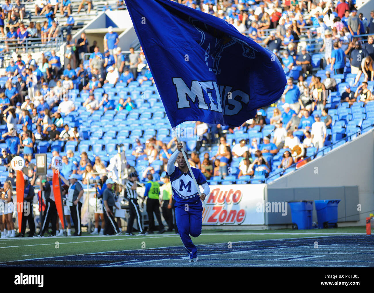 Memphis, TN, Stati Uniti d'America. Xiv Sep, 2018. Memphis cheerleader maschio visualizza il tricolore dopo un touchdown, durante il NCAA Division i match-fino al Liberty Bowl Stadium in Memphis, TN. Memphis ha sconfitto la Georgia Stato, 59-22. Kevin Langley/CSM/Alamy Live News Foto Stock