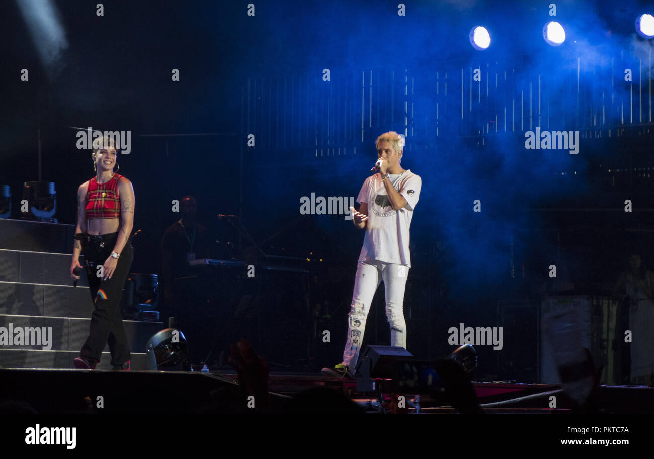 Del Mar, CA, Stati Uniti d'America. Xiv Sep, 2018. Sett. 14, 2018 - Del Mar California, Stati Uniti d'America - Ashley Nicolette Frangipane, noto professionalmente come Halsey, canta con rapper G-Eazy durante un concerto a KABOO Del Mar Music Festival il 7 settembre 14, 2018. Credito: KC Alfred/ZUMA filo/Alamy Live News Foto Stock