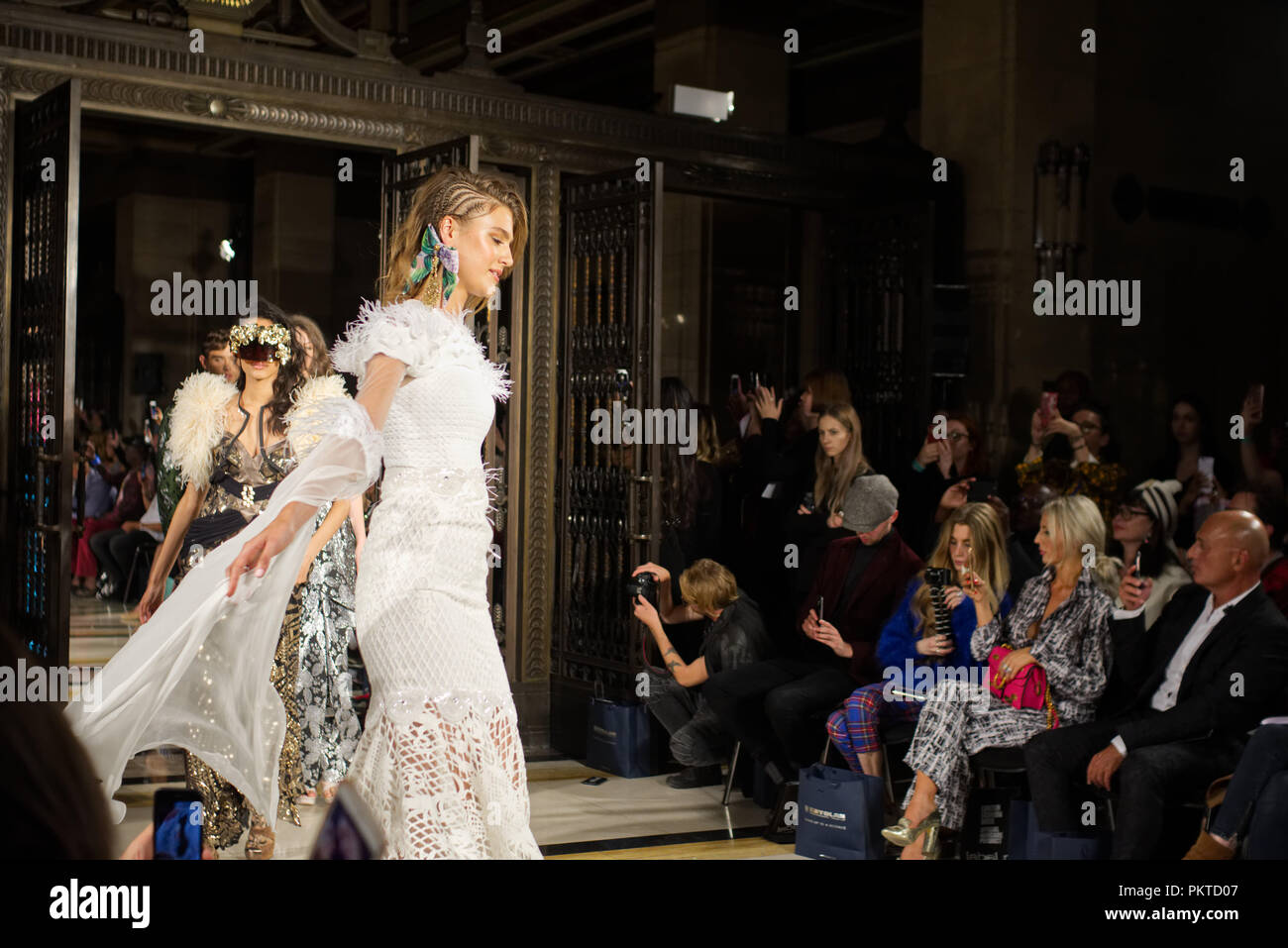 Londra, Regno Unito. Il 14 settembre 2018. Ashley Isham da durante le Fashion Scout SS19. Credito: Marcin Libera Fashion Scout, la vetrina internazionale per la moda pionieri, è indipendente più grande del Regno Unito vetrina per emergenti e ha stabilito il talento di design alla settimana della moda di Londra. Credito: Marcin Libera/Alamy Live News Foto Stock