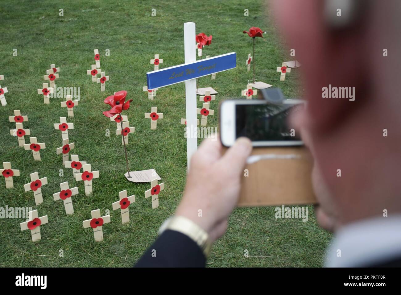Worcester, Worcestershire, Regno Unito. Il 15 settembre 2018. Un ex veterani scatta una fotografia sul suo telefono cellulare del memorial attraversa presso il servizio ufficioso a Gheluvelt Park, Worcester. Peter Lopeman/Alamy Live News Foto Stock