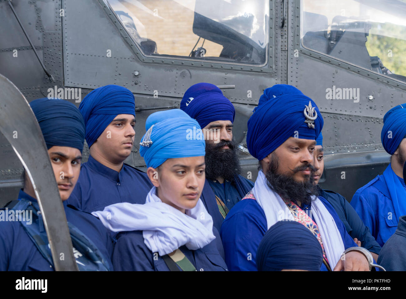 Londra 15 settembre 2018 esercito britannico open day per contrassegnare Saragarhi annuali commemorazioni questo celebra un epica battaglia dove 21 soldati Sikh ha preso un ultimo stand contro 10.000 tribesmen nemico nel 1897 una comunità sikh leader e della sua guardia del corpo pongono accanto a un attacco di credito in elicottero Ian Davidson/Alamy Live News Foto Stock