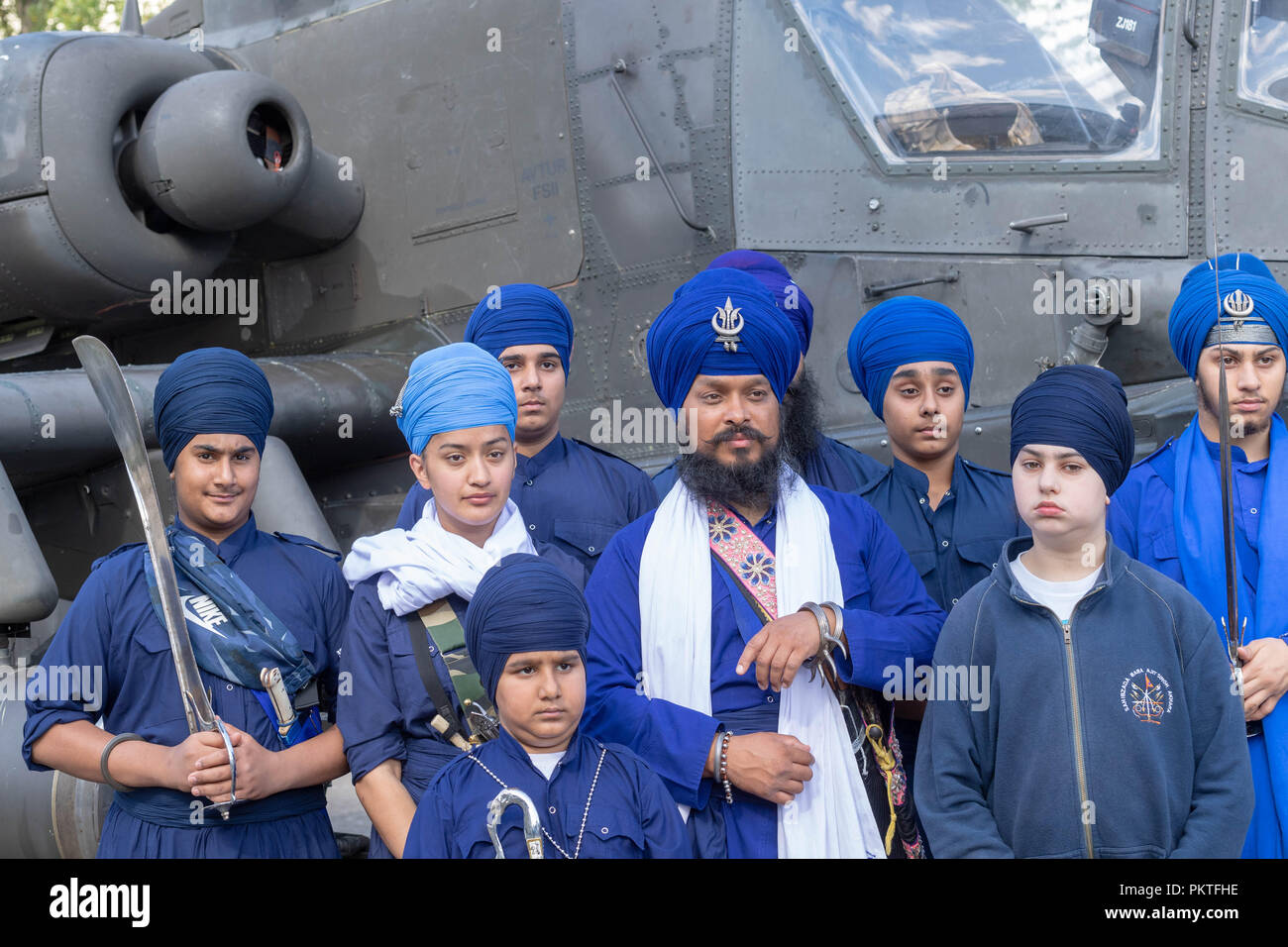 Londra 15 settembre 2018 esercito britannico open day per contrassegnare Saragarhi annuali commemorazioni questo celebra un epica battaglia dove 21 soldati Sikh ha preso un ultimo stand contro 10.000 tribesmen nemico nel 1897 una comunità sikh leader con il suo tradizionale guardie accanto a un attacco di Apache elicottero Credit Ian Davidson/Alamy Live News Foto Stock