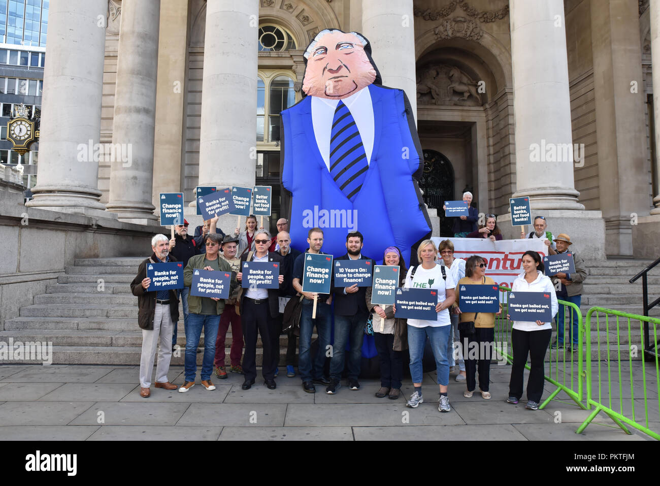 Bank di Londra, Regno Unito. Il 15 settembre 2018. Dimostrazione opposta la banca di Inghilterra in occasione del decimo anniversario del crollo di Lehman Brothers banca che portano alla crisi finanziaria globale. Credito: Matteo Chattle/Alamy Live News Foto Stock