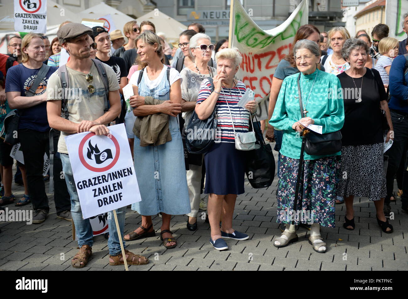 Graz, Austria. Settembre 15, 2018 Iniziativa dimostrazione Hands off il Augarten 'Il nostro parco dovrebbe rimanere come è' Marzo dalle 15.00 orologio in Tirolo del sud piazza al Museo della percezione. Chiamata per la dimostrazione. Nessun albero battiti, no cove, nessuna riduzione delle aree a verde e nessun percorso per biciclette. Il nostro parco dovrebbe rimanere come è. La figura mostra un cartello con la scritta "Grazer prestare attenzione". Credito: Franz Perc / Alamy Live News Foto Stock