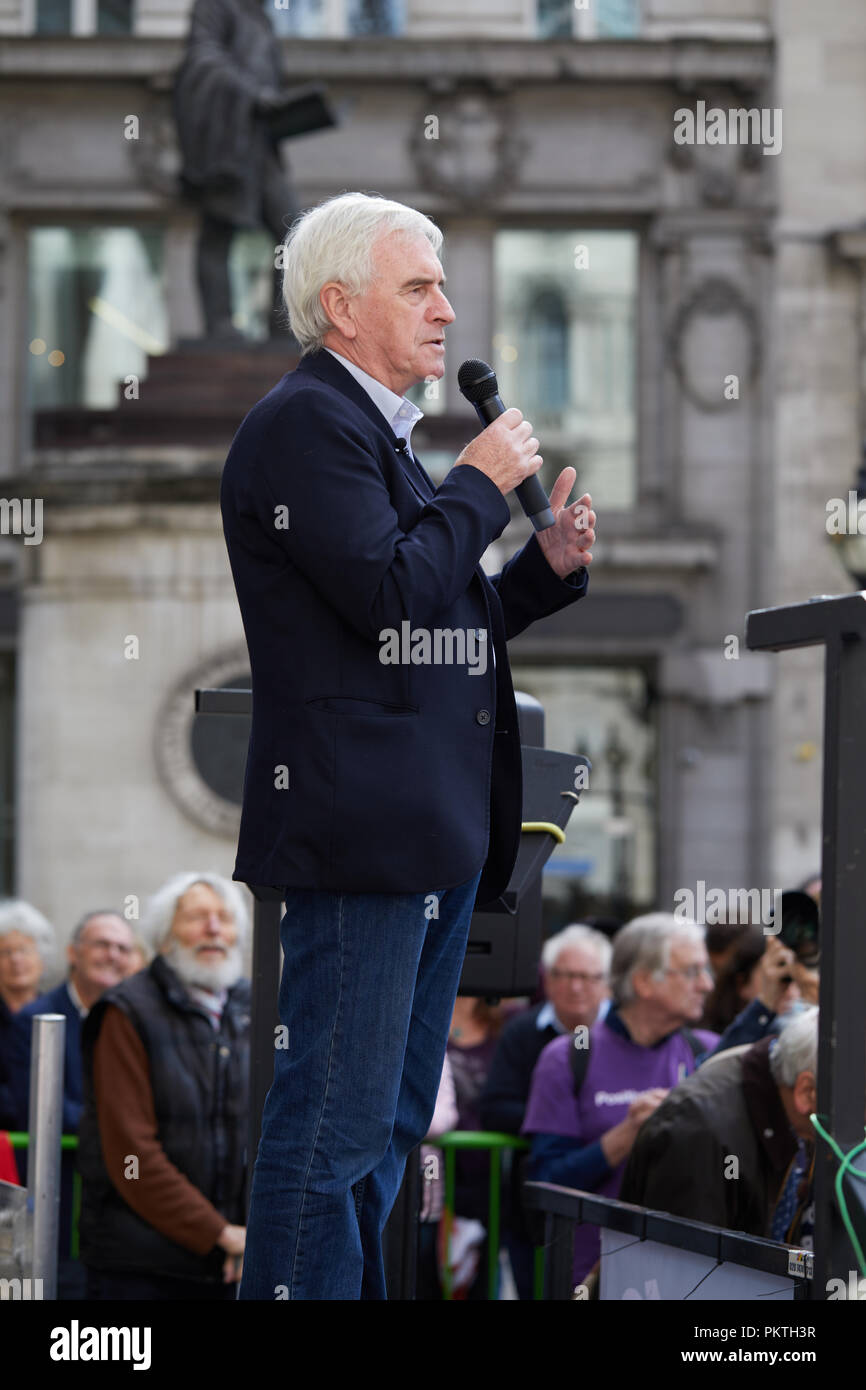 Londra, Regno Unito. - 15 Settembre 2018: John McDonnell, partito laburista britannico candidato e di ombra il Cancelliere dello Scacchiere parlando del cambiamento Finanza Rally al di fuori del Royal Exchange nella città di Londra. Credito: Kevin Frost/Alamy Live News Foto Stock