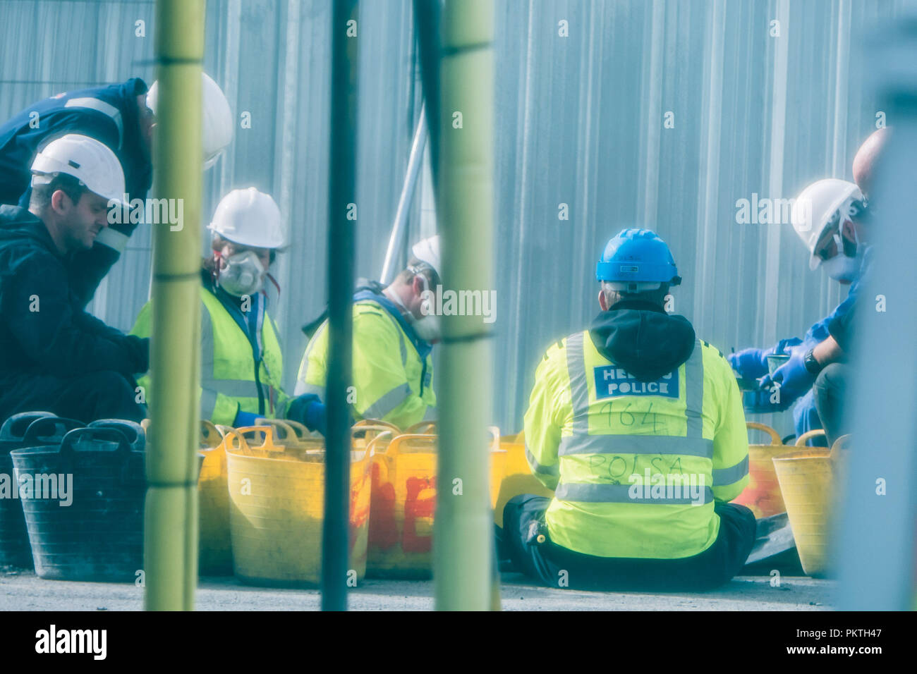 Aberystwyth Wales UK, sabato 15 settembre 2018 di polizia (CSI Crime Scene Investigation) ufficiali setacciare attraverso secchi di carbonizzazione macerie cercando prove forensi dopo la scoperta dei resti umani nelle rovine di Ty Belgrave House hotel che è stato completamente distrutto in un incendio devastante sul XXV Luglio 2018, 30-anno-vecchio Damion Harris è stata affidata in custodia cautelare a Swansea Crown Court caricato con incendio doloso con l intento di mettere in pericolo la vita. Foto © Keith Morris / Alamy Live News Foto Stock