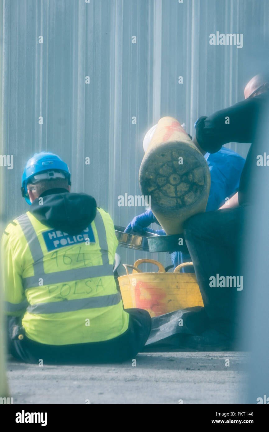 Aberystwyth Wales UK, sabato 15 settembre 2018 di polizia (CSI Crime Scene Investigation) ufficiali setacciare attraverso secchi di carbonizzazione macerie cercando prove forensi dopo la scoperta dei resti umani nelle rovine di Ty Belgrave House hotel che è stato completamente distrutto in un incendio devastante sul XXV Luglio 2018, 30-anno-vecchio Damion Harris è stata affidata in custodia cautelare a Swansea Crown Court caricato con incendio doloso con l intento di mettere in pericolo la vita. Foto © Keith Morris / Alamy Live News Foto Stock