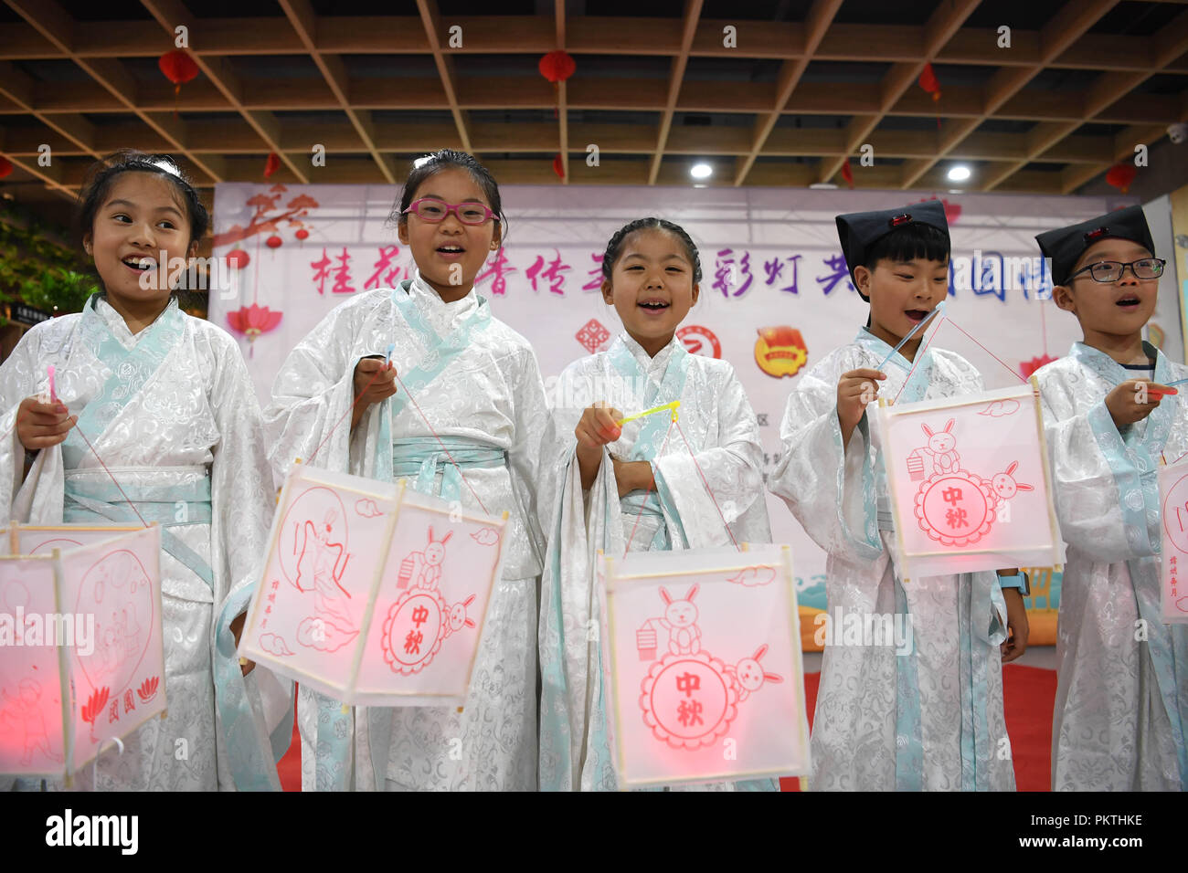 Hefei, cinese della provincia di Anhui. Xv Sep, 2018. I bambini mostrano lanterne hanno reso a salutare il prossimo Mid-Autumn Festival presso una comunità a Hefei, a est della capitale cinese della provincia di Anhui, Sett. 15, 2018. Credito: Liu Junxi/Xinhua/Alamy Live News Foto Stock