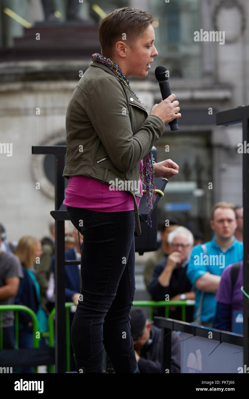 Londra, Regno Unito. - 15 Settembre 2018: Kirsty Blackman, Partito nazionale scozzese politico e economico portavoce, affrontare la folla ad un cambiamento Finanza Rally al di fuori del Royal Exchange. Credito: Kevin Frost/Alamy Live News Foto Stock