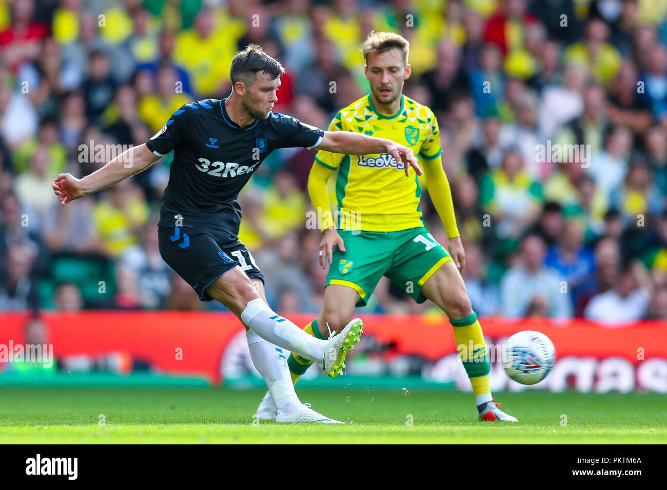 Carrow Road, Norfolk, Regno Unito. Il 15 settembre 2018. Sky Bet campionato EFL Norwich City v Middlesbrough ; Jonny Howson cancella la palla in campo. Solo uso editoriale nessun uso non autorizzato di audio, video, dati, calendari, club/campionato loghi o 'live' servizi. Nessun uso in scommesse, giochi o un singolo giocatore/club/league pubblicazioni e tutti English Football League immagini sono soggette a licenza DataCo Credito: News immagini /Alamy Live News Foto Stock