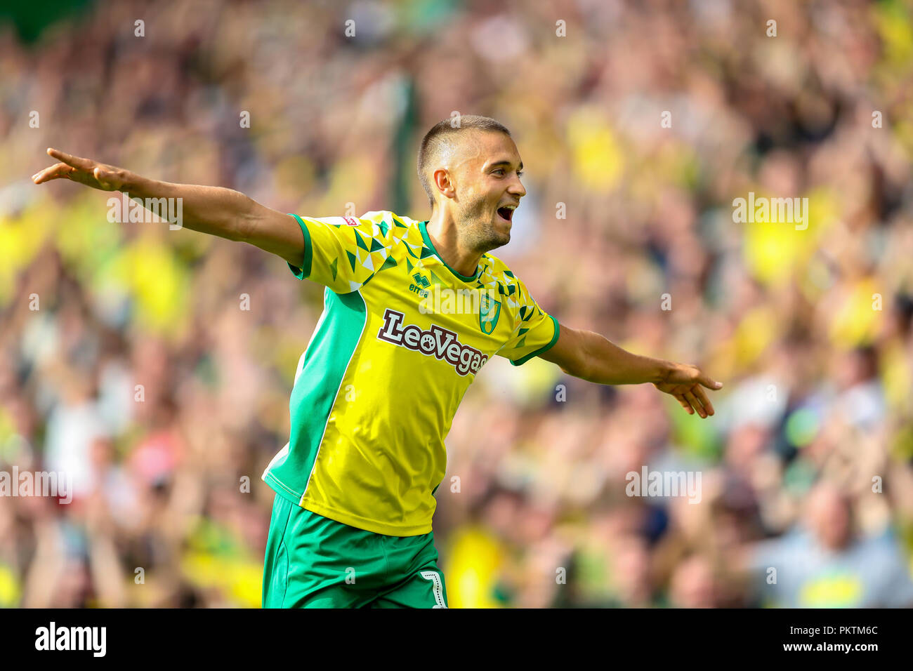 Carrow Road, Norfolk, Regno Unito. Il 15 settembre 2018. Sky Bet campionato EFL Norwich City v Middlesbrough ; Moritz Leitner celebra Norwich di apertura dell'obiettivo. Solo uso editoriale nessun uso non autorizzato di audio, video, dati, calendari, club/campionato loghi o 'live' servizi. Nessun uso in scommesse, giochi o un singolo giocatore/club/league pubblicazioni e tutti English Football League immagini sono soggette a licenza DataCo Credito: News immagini /Alamy Live News Foto Stock