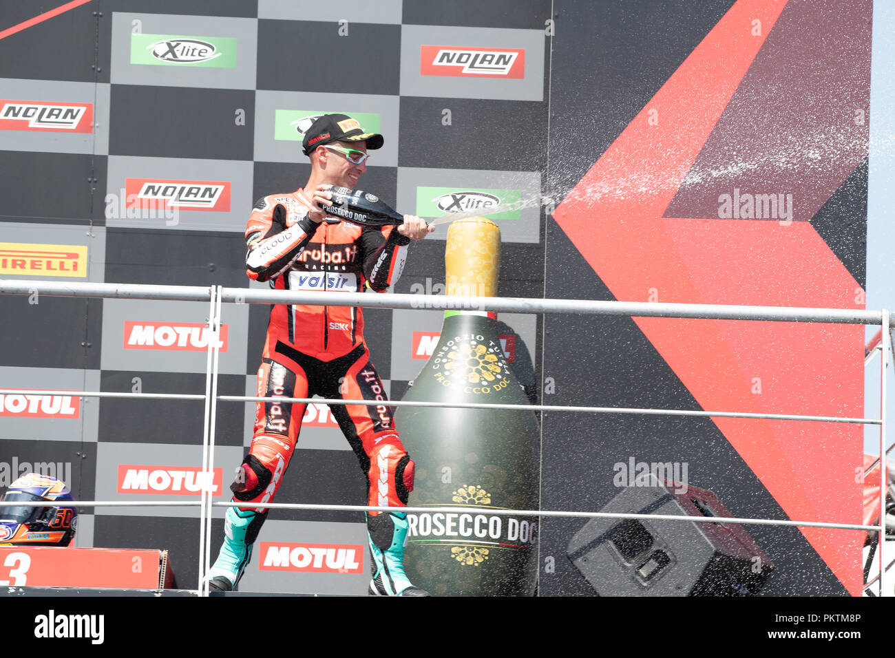 33 Marco Melandri Ducati Panigale R Aruba.it Racing-Ducati festeggiare sul podio a fine gara 1 durante il Campionato del Mondo Superbike gara in Autodromo Internacional do Algarve, 14-16 settembre 2018 in Algarve, Portogallo. Foto Stock