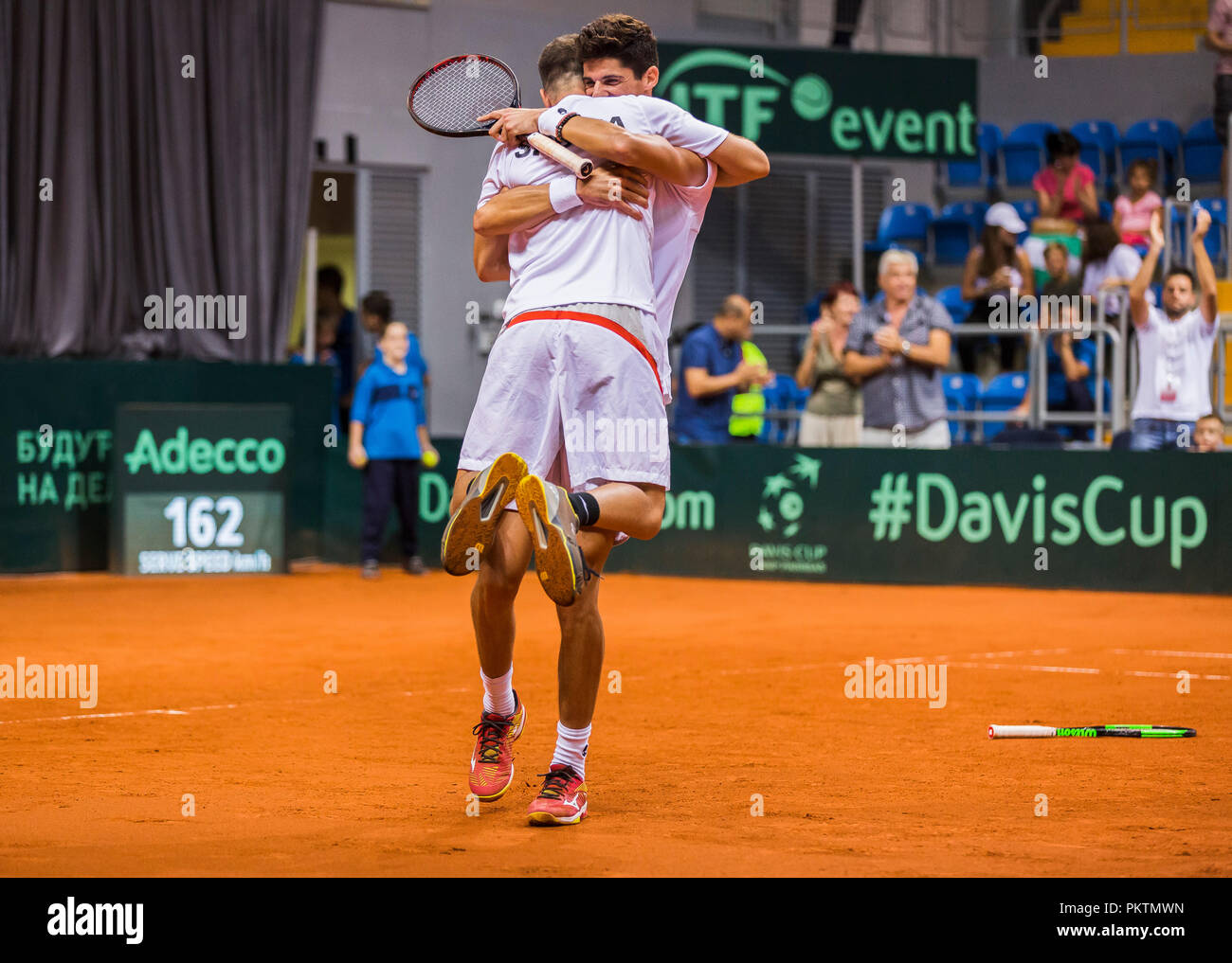 Kraljevo impianto sportivo, Kraljevo, Serbia. Xv Sep, 2018. Tennis Davis Cup World Group, play-off, Serbia contro l'India; Nikola Milojevic (SRB) e Danilo Petrovic (SRB) celebrare la loro vittoria Credit: Azione Plus sport/Alamy Live News Foto Stock