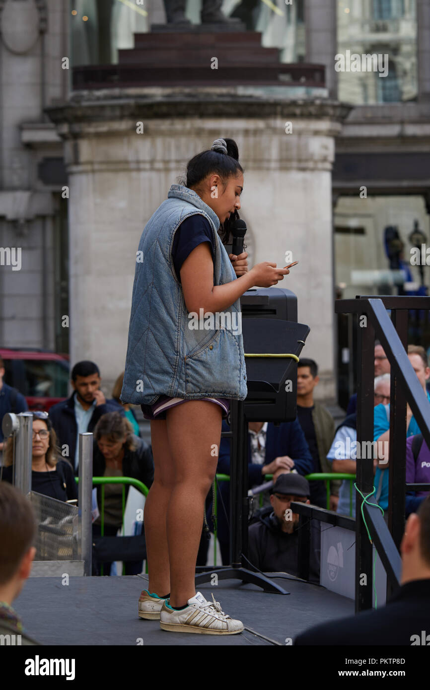 Londra, Regno Unito. Il 15 settembre 2018. Kelsey M del British gruppo femminista sorelle intonso parlando del cambiamento Finanza Rally al di fuori del Royal Exchange. Credito: Kevin Frost/Alamy Live News Foto Stock