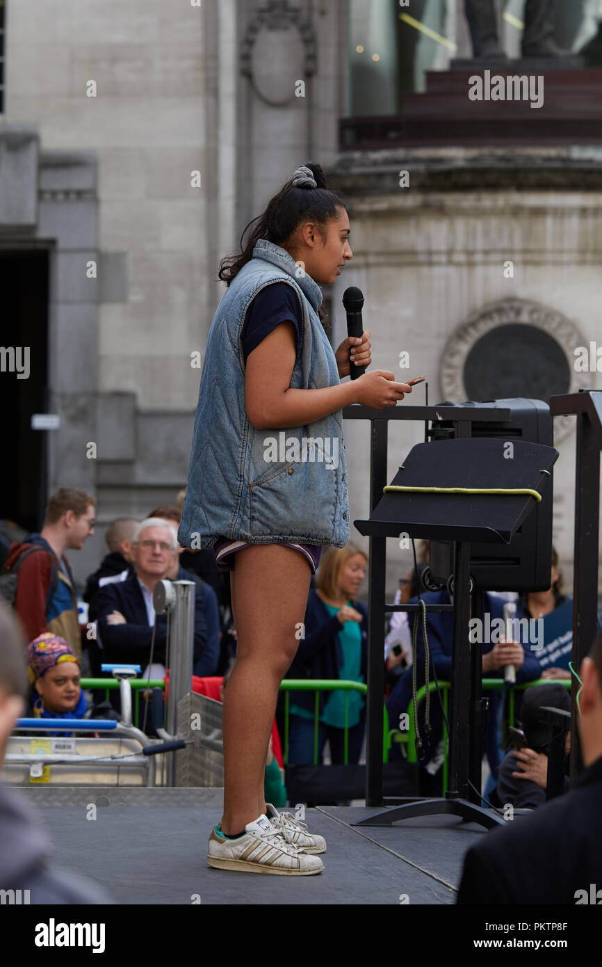 Londra, Regno Unito. Il 15 settembre 2018. Kelsey M del British gruppo femminista sorelle intonso parlando del cambiamento Finanza Rally al di fuori del Royal Exchange. Credito: Kevin Frost/Alamy Live News Foto Stock