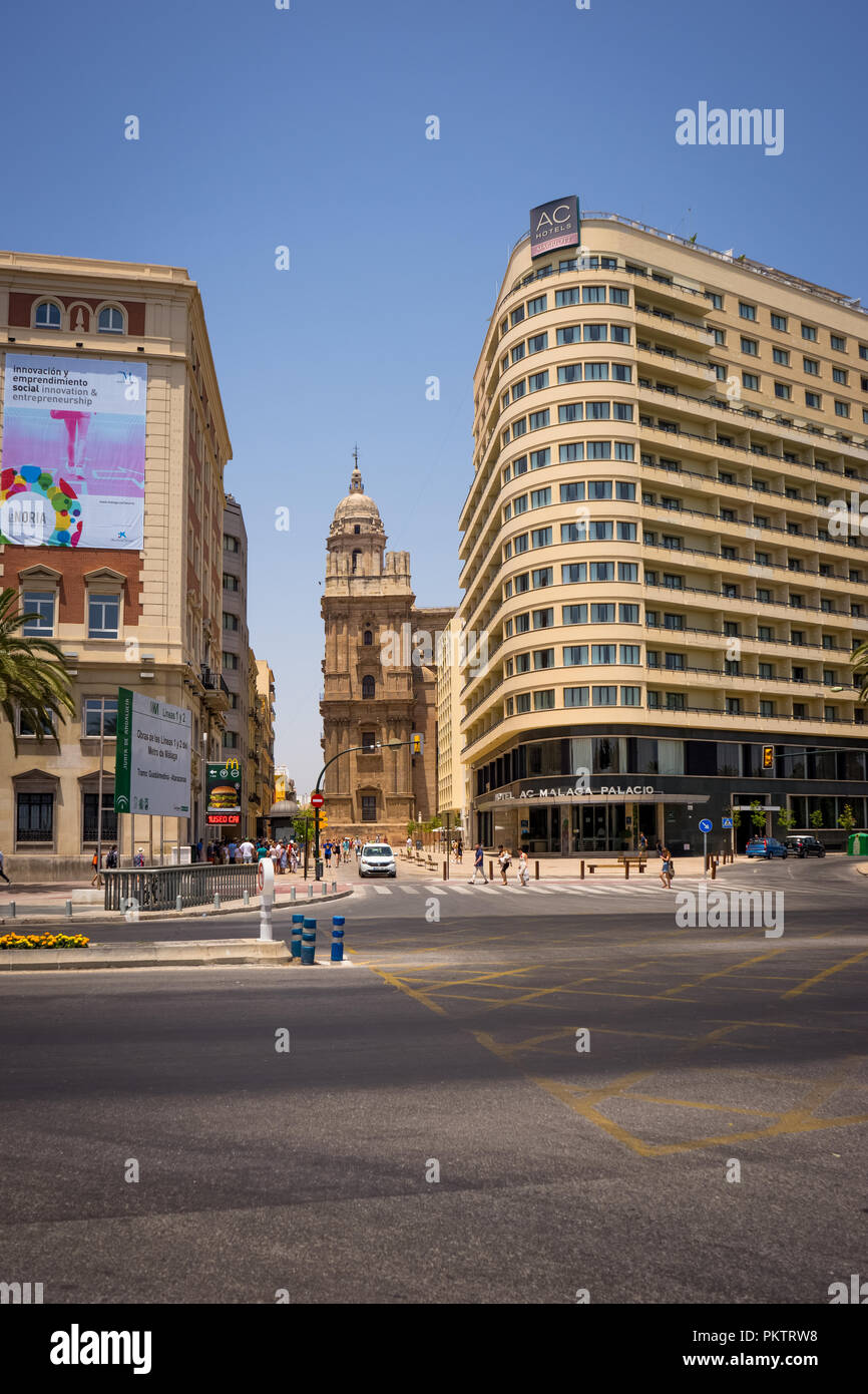 Spagna, Malaga - 24 Giugno 2017: un gruppo di persone che camminano giù per una strada di fronte AC Marriot Hotel Foto Stock