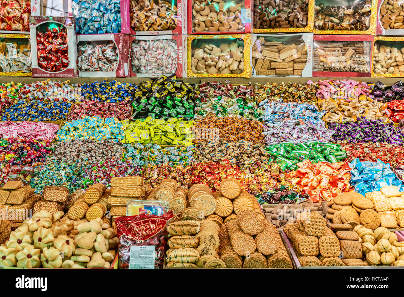 Negozi nel famoso Bazaar di SSL a Bishkek, Kirghizistan Foto Stock