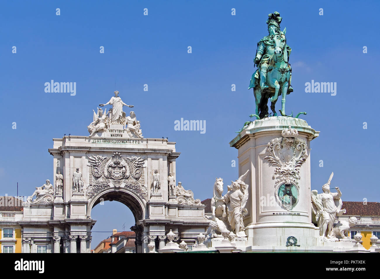 Lisbona, Portogallo. Piazza del commercio aka Praca do Comercio o Terreiro do Paco, con il famoso Arco Trionfale e re Dom Jose io statua. Foto Stock