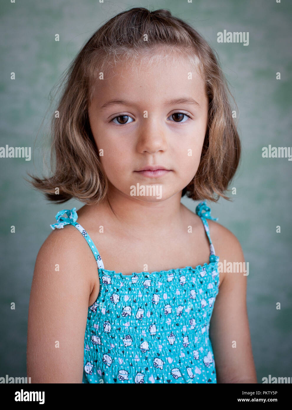 Ritratto di una bambina su uno sfondo blu Foto Stock
