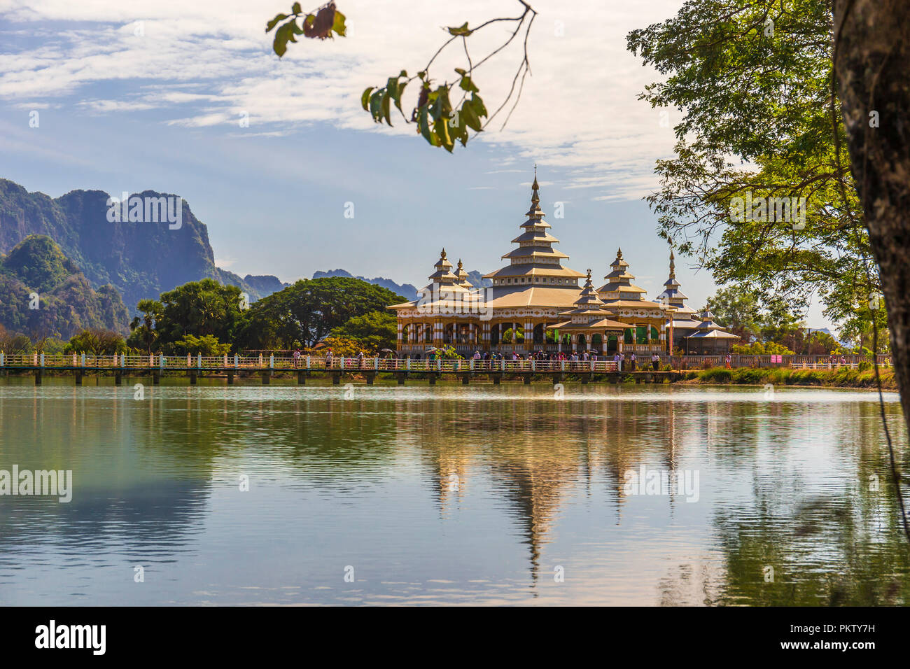 Incredibile Kyauk Ka Lat Pagoda nei pressi di Hpa-an, Myanmar Foto Stock