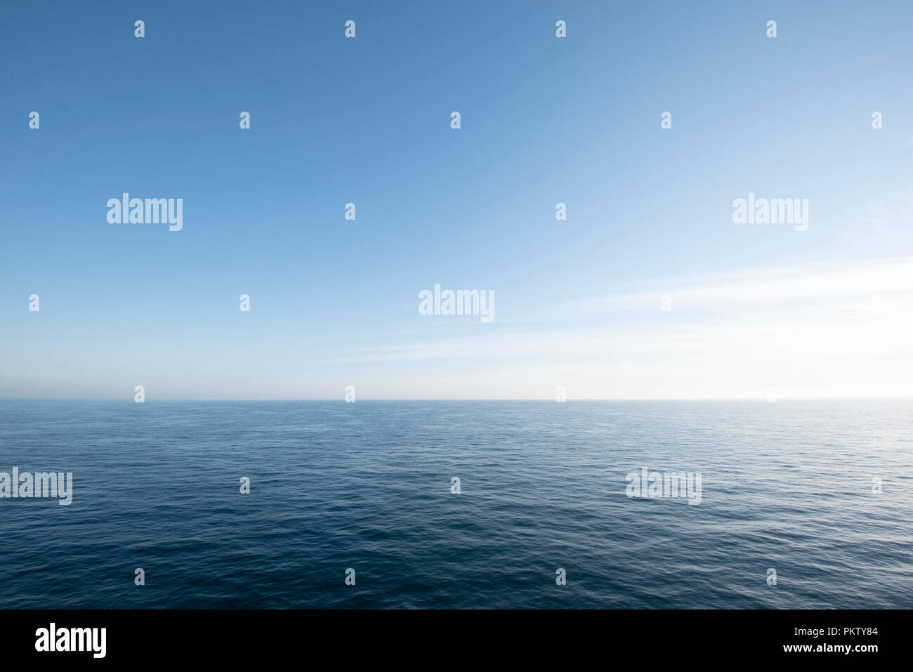 Vista sul Mare del Nord in chiaro, cielo senza nuvole, North Holland, Paesi Bassi Foto Stock