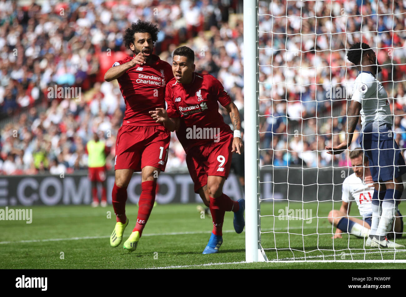Di Liverpool Roberto Firmino (destra) punteggio celebra il suo lato del primo obiettivo del gioco durante il match di Premier League allo Stadio di Wembley, Londra. Foto Stock